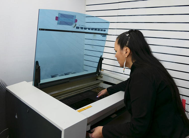 Accueil image femme découpe laser